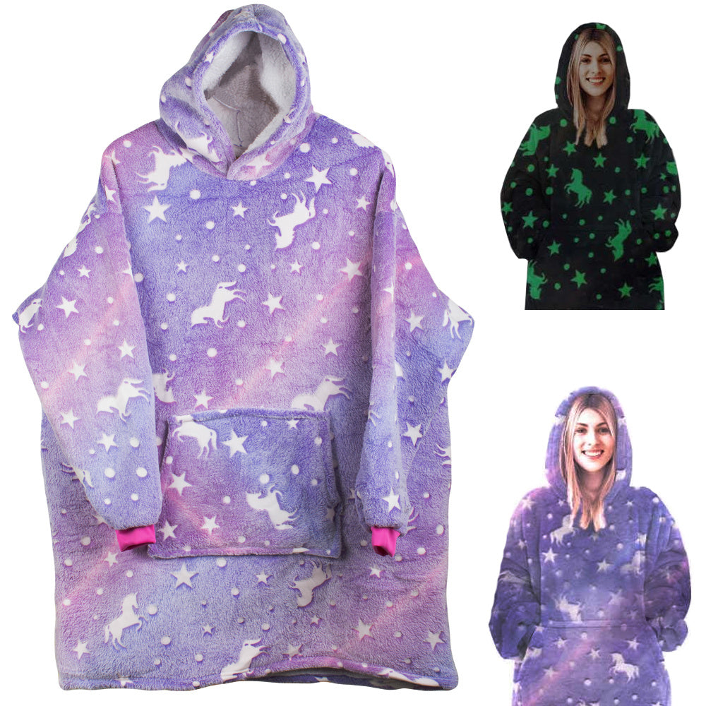Hanorac patura cu gluga si maneci, Zola®, insertii fosforescente, 80 x 70 cm, calduros si pufos, buzunar spatios, model unicorni si stelute, violet Hanorac patura cu gluga si maneci, Zola®, insertii fosforescente, 80 x 70 cm, calduros si pufos, buzunar spatios, model unicorni si stelute, violet